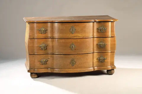 Commode baroque, vers 1740/50, placage de chêne, 3 tiroirs, garnitures en laiton, double