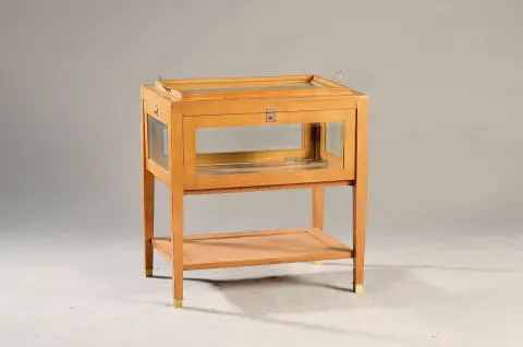 Table à plateau, placage de merisier, 1re moitié 20e s., plateau avec verre amovible