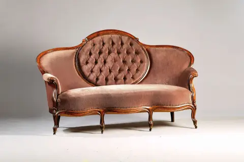 Sofa de style historiciste, revêtements pourpres, vers 1870, noyer massif, doublement galbé