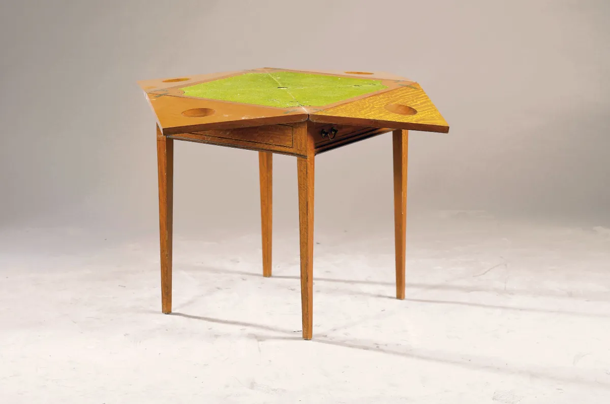 Table de jeu, vers 1900, style Biedermeier, placage de bouleau, avec plateau carré pliant