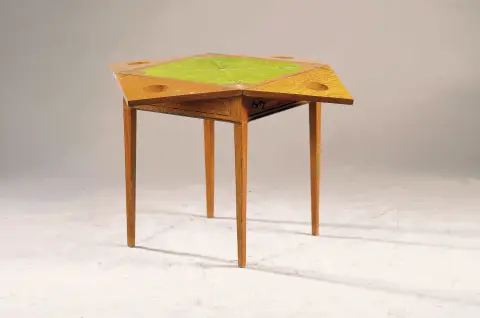 Table de jeu, vers 1900, style Biedermeier, placage de bouleau, avec plateau carré pliant