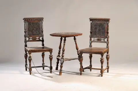 Table et deux chaises, vers 1890-1900, richement tournées et avec sculptures plates