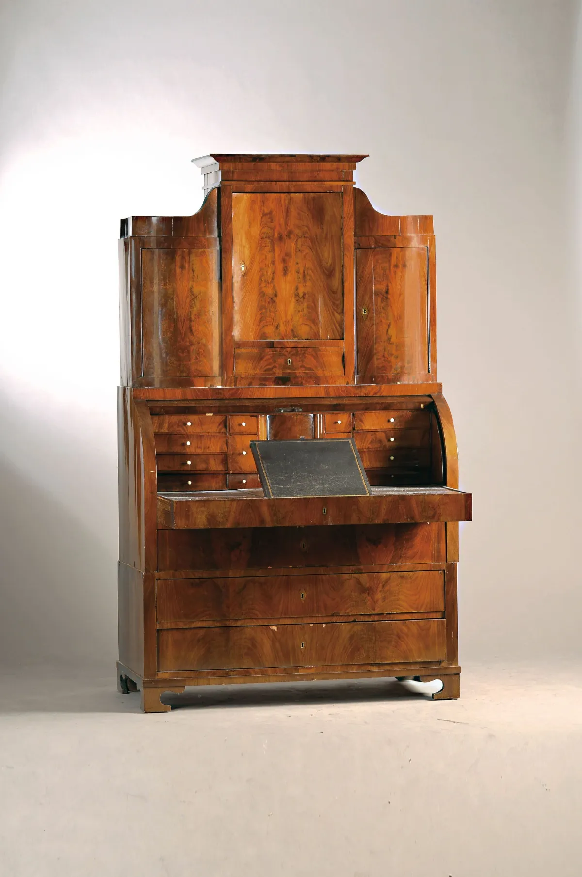 Biedermeier Aufsatzsekretär, norddeutsch, um 1820-30, Mahagonifurnier, Unterteil mit