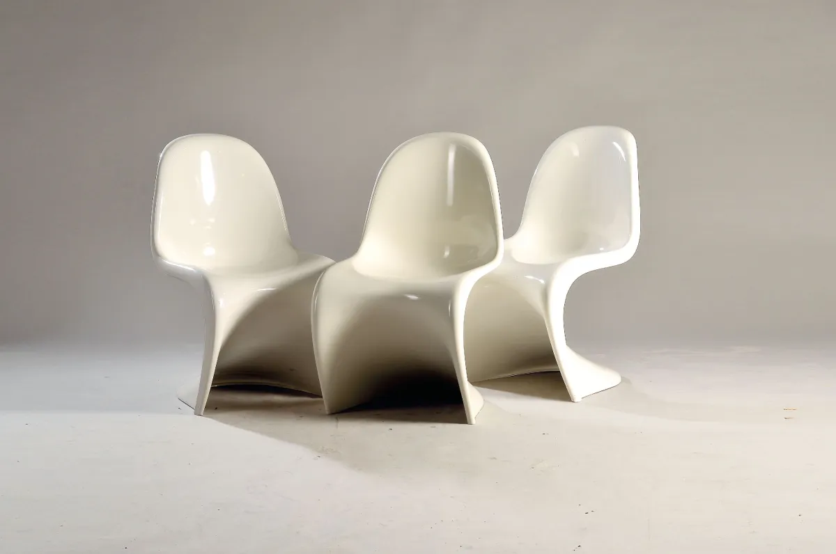 3 white Panton Chairs, design Verner Panton, 2x execution Herman Miller, Fehlbaum, around