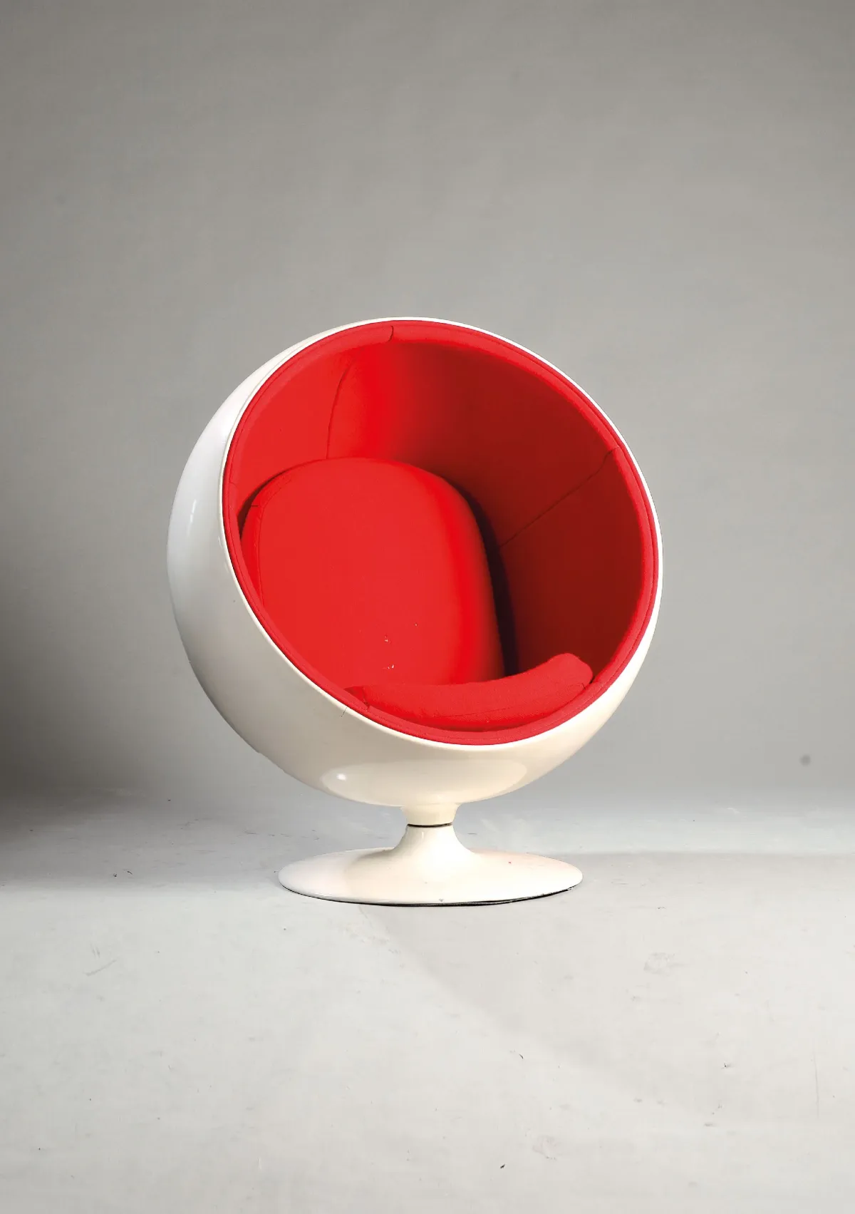 Designfauteuil, jaren 1970, witte glasvezelbehuizing, rode bekleding met 2 kussens