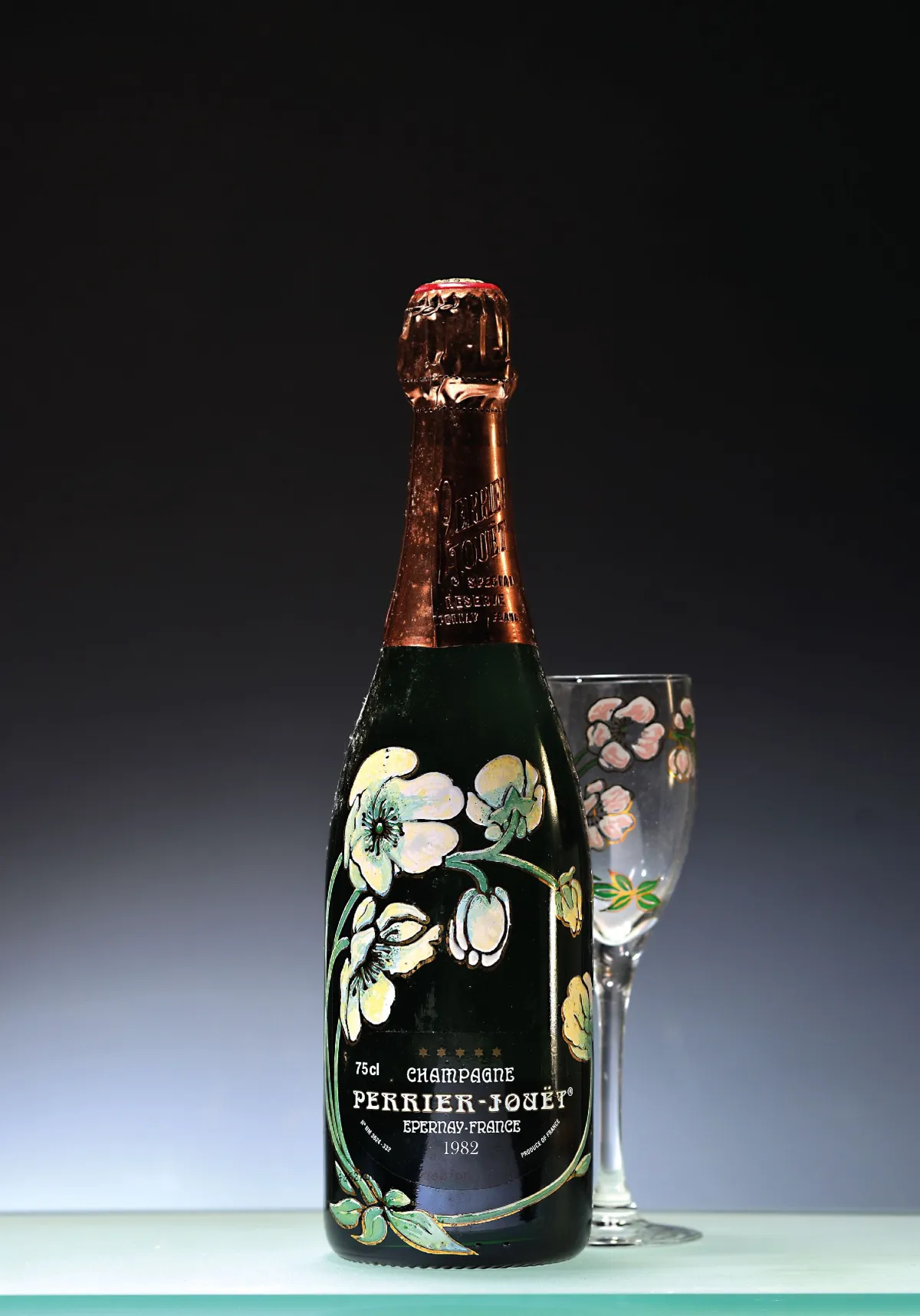 1 bouteille 1982 Champagne Perrier-Jouët, en set avec quatre verres décorés de fleurs