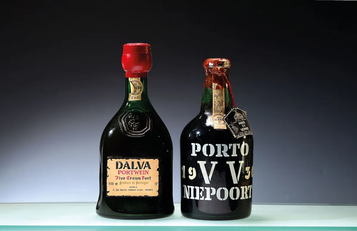 2 bouteilles de porto : 1930 Niepoort VV et C. da Silva Five Crown Port, Portugal