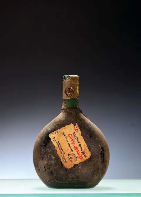 1 bouteille Tres Vieil Armagnac Cuvee Jean IV, env. 70cl, 40%Vol., patine de saleté, capsule