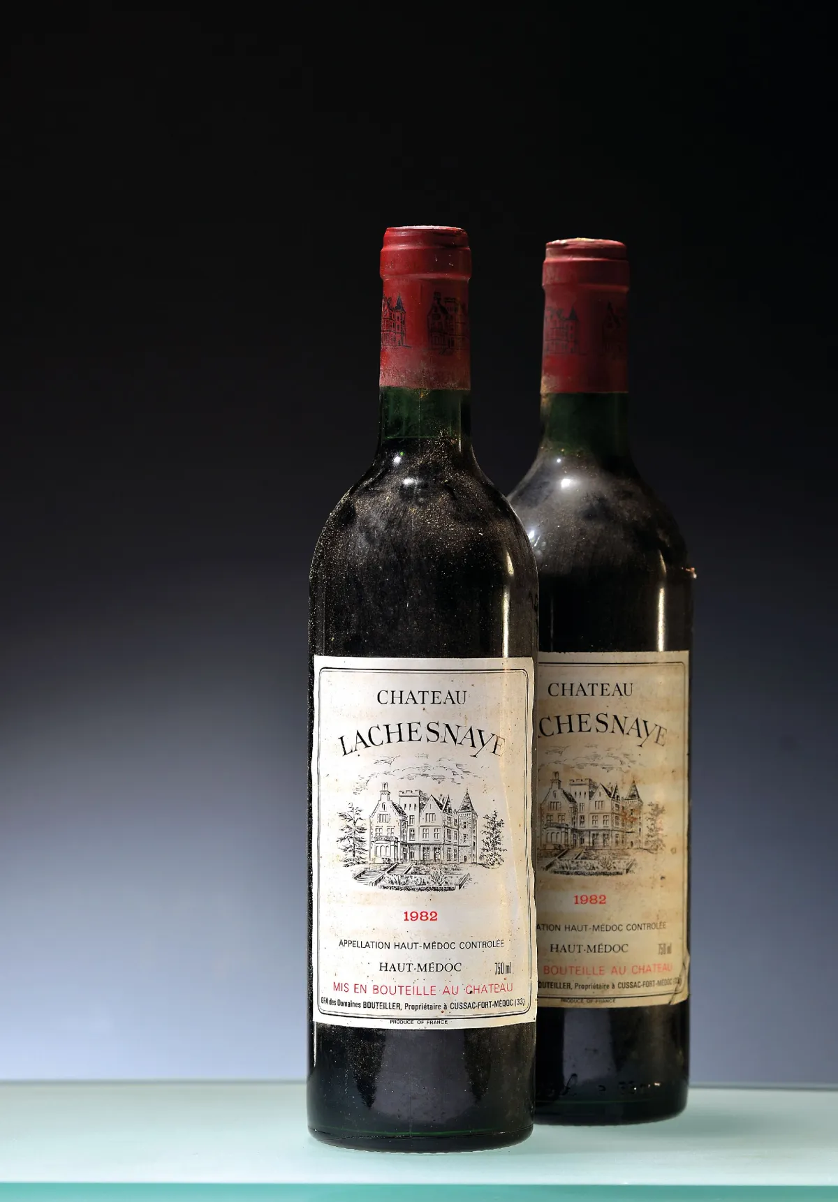 18 lahví 1982 Chateau Lachesnaye, Haut-Médoc, každá 75cl, etikety částečně poškozené