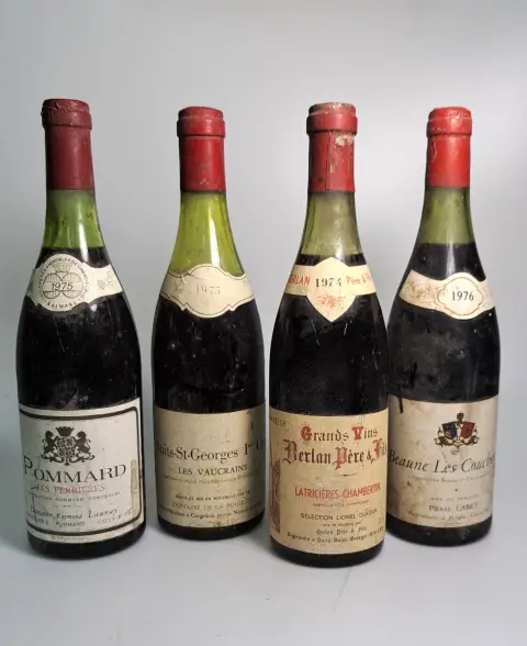 13 bouteilles Bourgogne, années 70, 1975 Nuits-St.-Georges 1er Cru; 1974 Berlan Père &