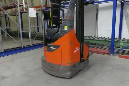 LINDE R 14 X wózek podnośnikowy z masztem wysuwnym z ładowarką i dodatkowym akumulatorem