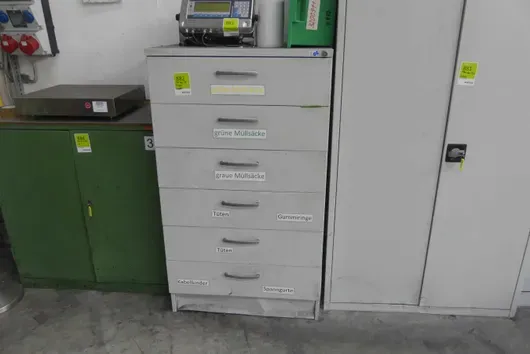 Archivschrank, mit Inhalt jedoch ohne Pos. 883