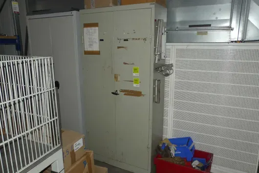 Armoire métallique, vide