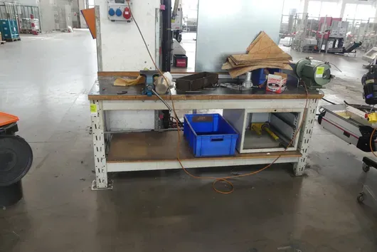 Workbench with vise, without other contents