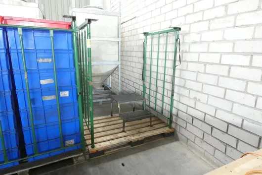 Storage rack, without contents