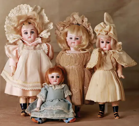 Lot de poupées