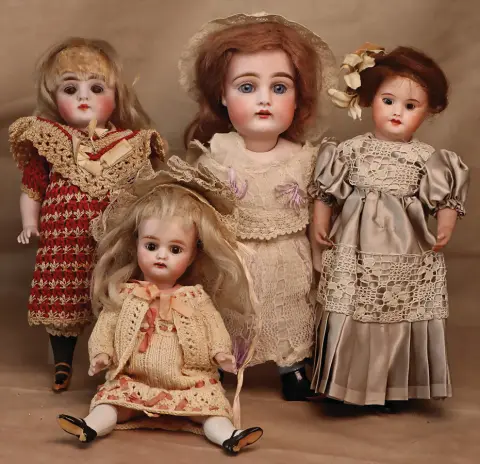 4 pièces, poupées