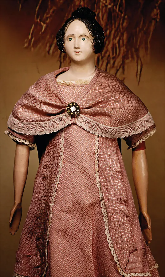 Imposante Duitse papier-maché dame uit de tijd rond 1840