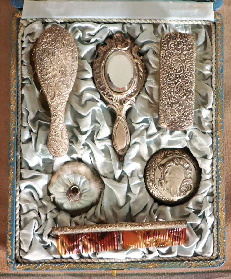Toilette de Ma Poupée - French toilet or vanity case from around 1885