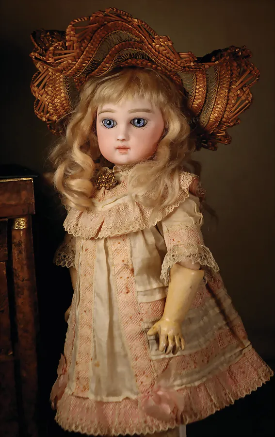EMILE JUMEAU – č. 5, kolem 1877, Bébé v originální košilce z nejranějšího období domu Jumeau