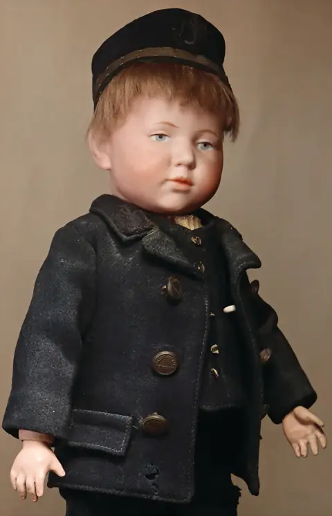KÄMMER & REINHARDT – Garçon caractère en porcelaine biscuit