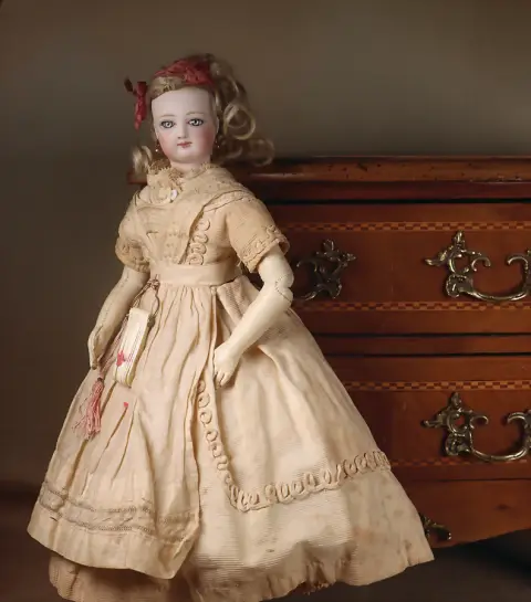 EMILE JUMEAU – kleine delicate modepop met porseleinen krukhoofd op borstplaat hoofd