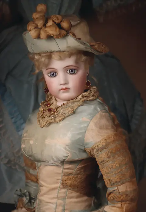 EMILE JUMEAU – circa 187, het expressieve gezicht van dit Poupée-model vormt de directe overgang naar Jumeau's vroege Bébé-model