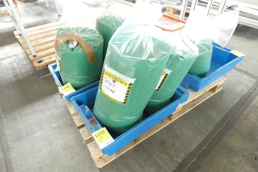Kiste Kunststoffgranulat, ohne Palette