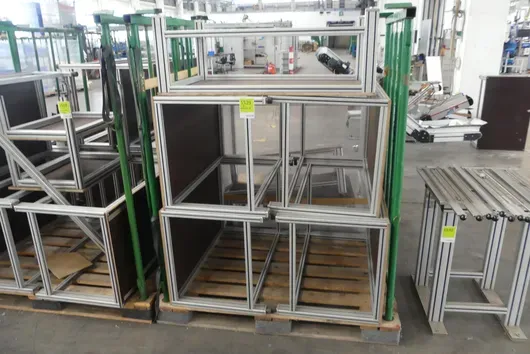 Lot werkplatforms, met opslagrekken