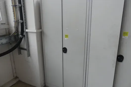 Kovová skříň, bez obsahu