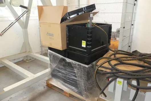 Partij industriële benodigdheden, met pallet