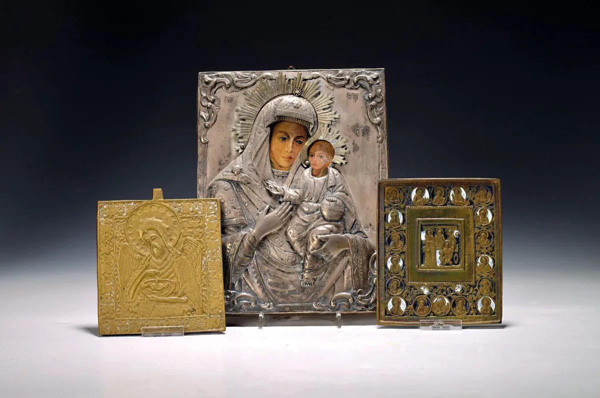deux icônes de voyage et une icône, Russie, 19e s., a. Mère de Dieu, avec Enfant,