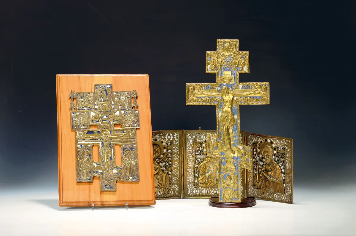 drei orthodoxe Kreuze-/Reiseikonen,, 2. Hälfte19. Jh., Messing emailliert, a