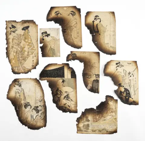 Grand groupe de fragments de gravures sur bois, en grande partie brûlés