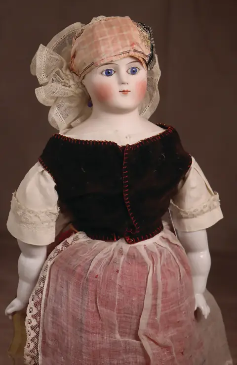 Poupée tête en porcelaine biscuit avec plaque de poitrine