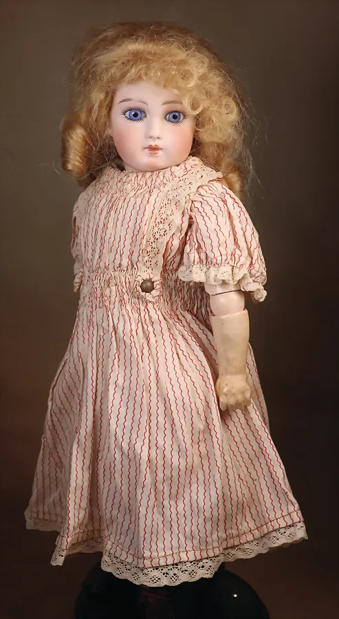 Poupée à tête en porcelaine biscuit