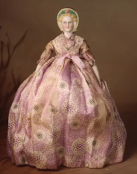 Poupée exceptionnelle à tête en porcelaine biscuit et plastron