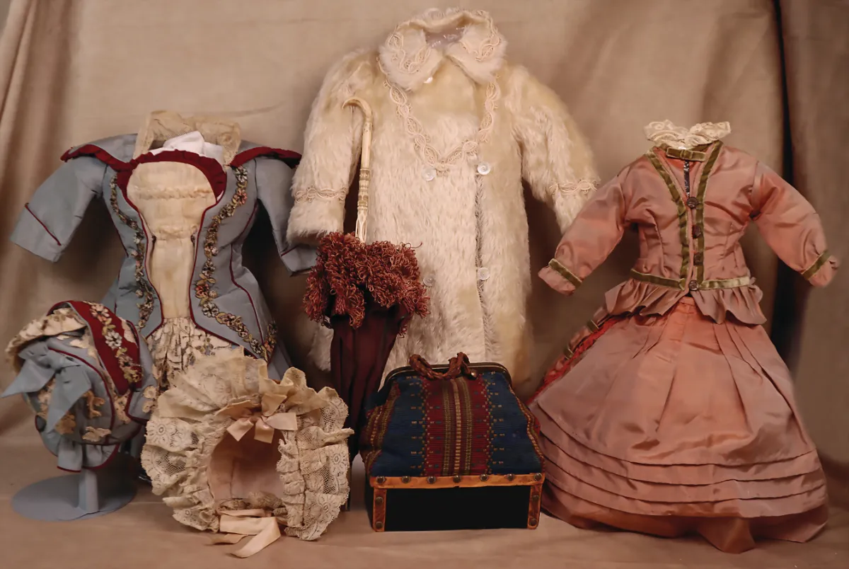 Lot de vêtements de poupée