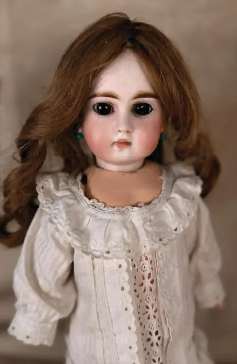 Poupée à tête en porcelaine biscuit