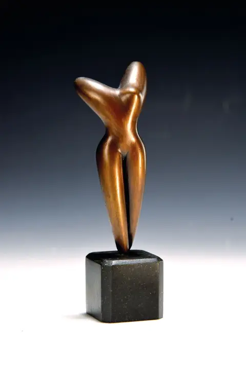 2 malé bronzové figurky: 1 x Marco Pioni, nar. 1959, La Danse, sign. a čísl. 1026/5000,