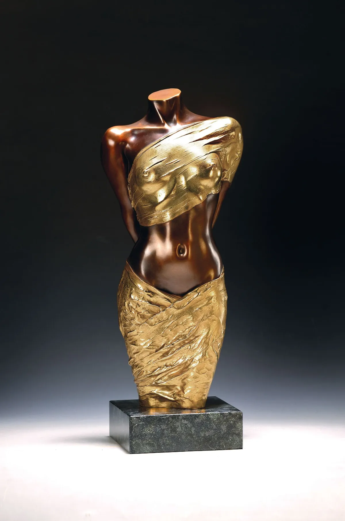 Willi Kissmer, geb. 1951, Bronzeskulptur , halbakt mit zwei Tüchern, teilvergoldet,
