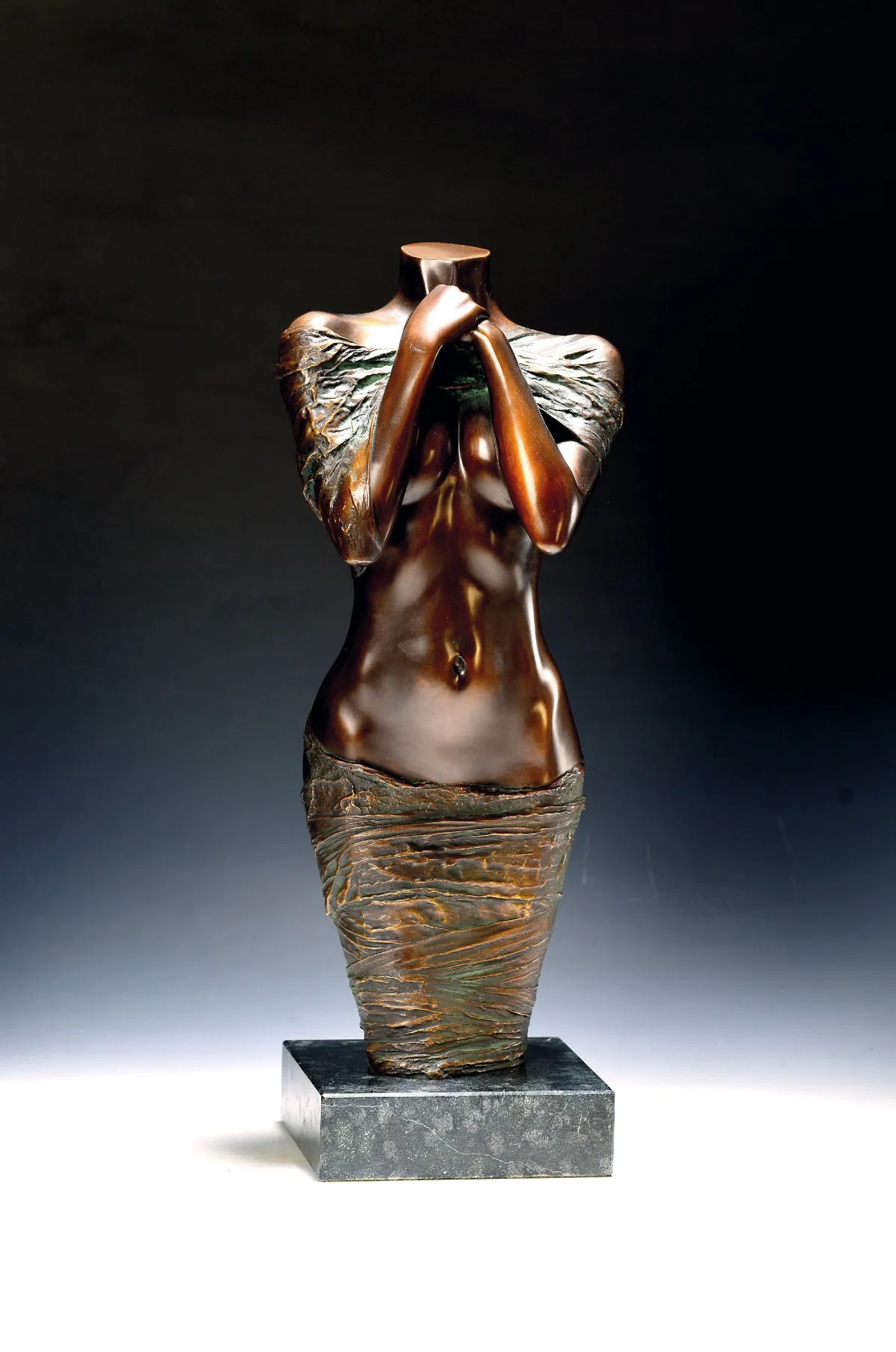 Willi Kissmer, geb. 1951, Bronzeskulptur, Halbakt II, sign., num. 48/49, H.ca. 54 cm