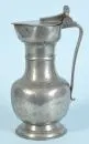 Pichet – étain, corps balustre avec monogramme gravé "N.H.P.", H= 35 cm, probablement "Léonard Bourelier, Genève", vers 1700, traces d'âge et d'usage