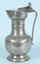 Pichet – étain, corps balustre avec monogramme gravé "N.H.P.", H= 35 cm, probablement "Léonard Bourelier, Genève", vers 1700, traces d'âge et d'usage