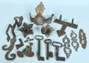 Clés et ferrures, 16 pièces – fer forgé (majoritairement corrodé), formes diverses, H= 6-43 cm, entre autres 3 clés, divers boutons, ...