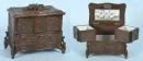 Coffret à bijoux – bois, teinté foncé, décorations sculptées avec edelweiss, couvercle rabattable, 2 compartiments rabattables, corps galbé, ...