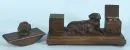 Ensemble de bureau – bois, teinté brun, avec figurine de chien sculptée en relief, 2 inserts en verre, 11 x 30 x 15 cm
