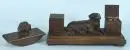 Ensemble de bureau – bois, teinté brun, avec figurine de chien sculptée en relief, 2 inserts en verre, 11 x 30 x 15 cm