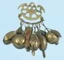 Amulette de protection "Penca de Balanganda" – laiton, arceau décoré, 8 pendentifs de formes variées, dont fruits, main de figue, env. 18 x 20 cm
