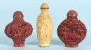 Snuff bottles, 3 pieces – 2x red, 1x beige lacquer, richly carved landscape motifs with figures, baluster body, each with base mark, H=…